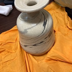 高い壺の画像