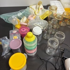 哺乳瓶、搾乳器、マグマグ、離乳食用の食器、製氷器、エプロン、など。の画像