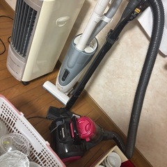 取引中　掃除機2台、冷風機、食器などの画像