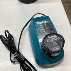 O2507-772 makita 充電式クリーナ CL100D＆充電器 DC10WAセット ※バラ売り不可 2022年製 動作確認済み バッテリーの劣化具合・寿命不明 中古の画像