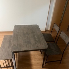 ダイニングテーブルの画像
