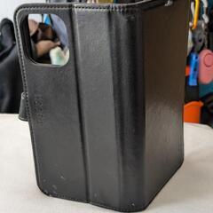 📙☕スマホ手帳型ケース    📙☕カード4枚スロット有り      📙☕背面に切り抜き放熱カスタム加工済み    📙☕上部下部にキリにてストラップ穴開けカスタム加工済み   📙☕マグネットで閉じるタイプ     📙☕ブラックの画像