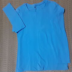 ♪ 美品 ♪　４枚お買い得　シンプルなユニクロの半袖（３）と長袖（１）のTシャツの画像