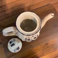 細長いティーポットの画像