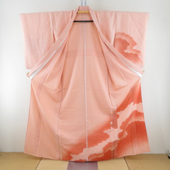 付下げ 単衣 紋無し ぼかし染め サーモンピンク色ｘオレンジ色 雲取り紋様 バチ衿 正絹 仕立て上がり着物 身丈160cm 【キモノオフ野々市若松店】の画像