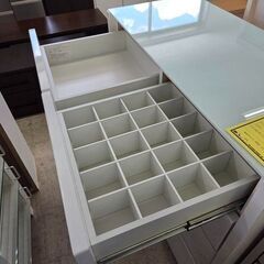 J8543【リユースのサカイ柏店】シギヤマ家具 4段チェスト W100チェスト ガラス天板チェスト クリーニング済の画像