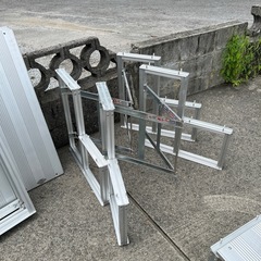 集合写真用ひな壇の画像