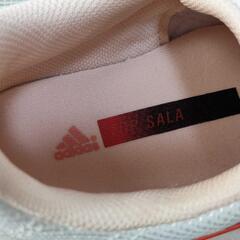 adidas スニーカー ホワイト/ピンク/レッド22.5 アウトレット　未使用品です　展示品ですの画像