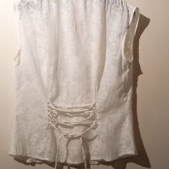 価格値下げ - 今ならY100！薄手の綿素材に花柄プリントブラウス、Мサイズ（11号）の画像