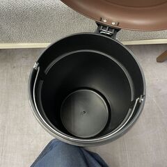 スチール製ゴミ箱 ダストボックス ペダル付き ブラウン ごみ箱 蓋付き 札幌市手稲区の画像
