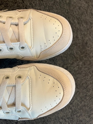 adidas スニーカー