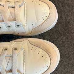 adidas スニーカーの画像