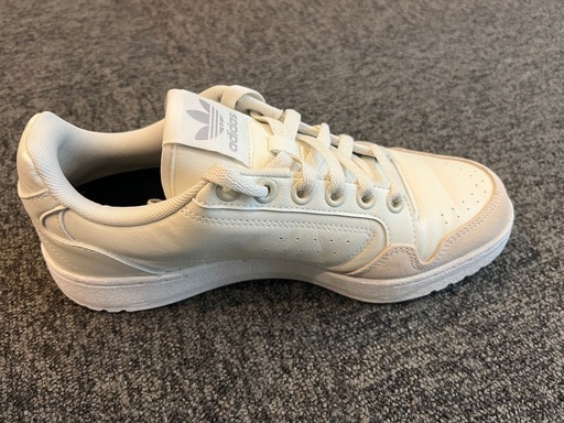 adidas スニーカー