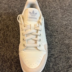 adidas スニーカーの画像
