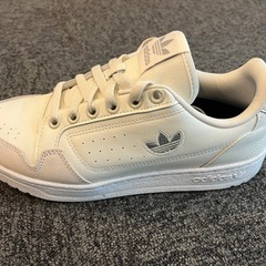 adidas スニーカーの画像