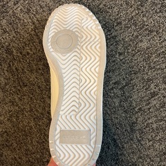 adidas スニーカーの画像