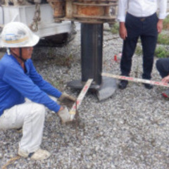 ▼正社員：地盤補強工事の土木作業員【未経験OK】▼ 日給保証！仕事が早く終わっても給与はかわらず◎ 少人数な職場！目が行き届くから未経験でも安心◎ 月給30万円〜！残業も少なめでワークライフバランス◎の画像