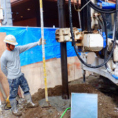 ▼正社員：地盤補強工事の土木作業員【未経験OK】▼ 日給保証！仕事が早く終わっても給与はかわらず◎ 少人数な職場！目が行き届くから未経験でも安心◎ 月給30万円〜！残業も少なめでワークライフバランス◎の画像