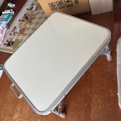 折りたたみテーブルの画像