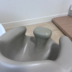バンボ グレージュ テーブル、ベルト付きの画像