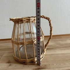 メルヴェイユフラワーピッチャーインテリア小物 - 花瓶・フラワースタンド　藤とガラスの花瓶　花瓶　　の画像
