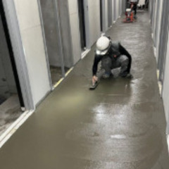 ▼正社員：左官の現場作業員【未経験OK】▼ 初年度からボーナス支給！安定した収入が手に入る◎ 有給取得率100%！プライベートも充実◎ 若手中心の職場！未経験でもすぐに馴染める◎の画像