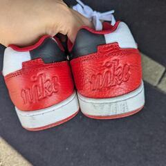 NIKEスニーカー赤の画像
