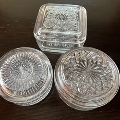 【1点300円】ガラスの蓋付き小物入れ　メーカー不明　昭和レトロ　カットガラスの画像