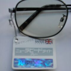  ♦️まぶしいときだけ暗くなる♦️  調光サングラス 最終値段の画像