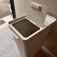 キッチンのゴミ箱の画像