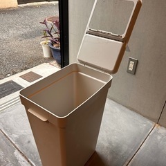 キッチンのゴミ箱の画像