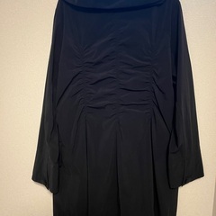 黒いルーズフィットコートの画像