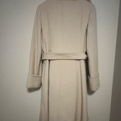 ファー付きクリーム色ロングコートの画像