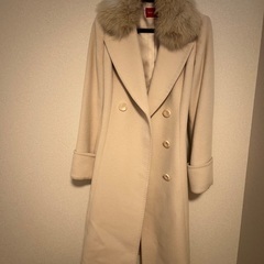 ファー付きクリーム色ロングコートの画像