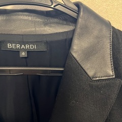 BERARDI ブラック テーラードジャケットの画像