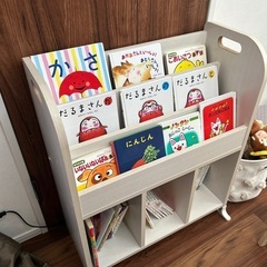 絵本棚　絵本　の画像