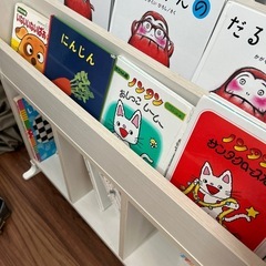 絵本棚　絵本　の画像