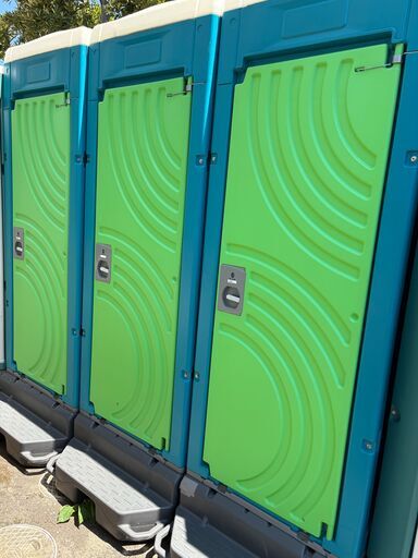 仮設トイレ　簡易水洗式　和式１台あります