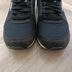 比較的美品💓　PUMA　プーマ　スニーカー　24cm 黒×白ライン　レディース靴✨️の画像