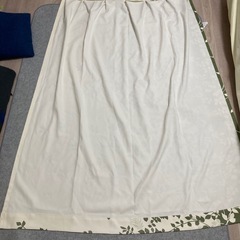 木の葉柄のカーテンの画像