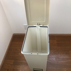 樹脂製ゴミ箱　中の画像