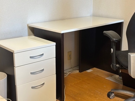 ライティングデスクとチェア