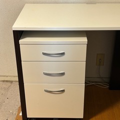 ライティングデスクとチェアの画像