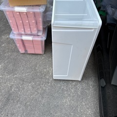 割と綺麗な収納ケース、白の画像
