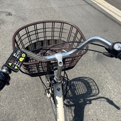 YAMAHA assista電動アシスト自転車 前カゴ付き クリーム色 引き取り限定 の画像