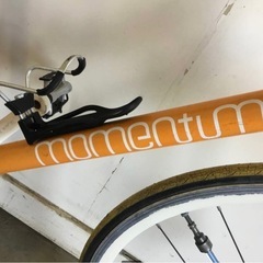△ q 岐阜発/ Momentum/ ピストバイク/ 700×25c/ 自転車/ サドル破れあり/ タイヤひび割れあり/ 走行確認/ 現状品/ 管06s/ R7.5/3 △の画像
