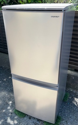 特価 配達設置無料 シャープ 冷凍冷蔵庫 137L  横縞模様 つけかえドア 自動霜取機能付