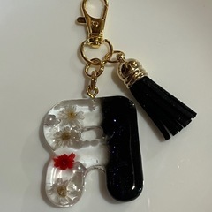 ハンドメイド＊レジンキーホルダー(黒)の画像