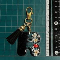 ハンドメイド＊レジンキーホルダー(黒)の画像