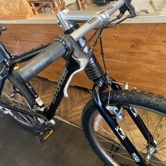 【SALE！8月末まで延長！防犯登録無料！レア！cannondale F500チェーン新品！】アルミフレーム　3×7速　フロントサスペンション付き　26インチMTB マットブラックの画像